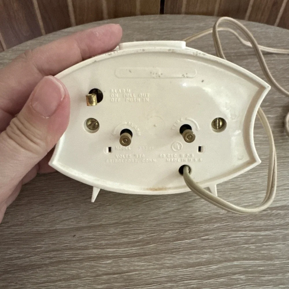 Vintage GE Electric Clock with Alarm model 7338, lighted dial, made in USA